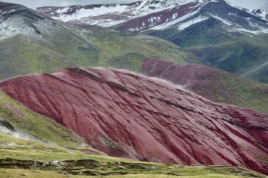 Palccoyo Gökkuşağı Dağı, Peru And Dağları 'nda gizli bir mücevher olan nefes kesici renk katmanlarıyla gözler önüne serilir. Ünlü kardeşinin aksine, bu dingin mucize canlı manzaralarda ve sonsuz ufuklarda huzurlu bir yolculuk sunuyor..