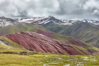 Palccoyo Gökkuşağı Dağı, Peru And Dağları 'nda gizli bir mücevher olan nefes kesici renk katmanlarıyla gözler önüne serilir. Ünlü kardeşinin aksine, bu dingin mucize canlı manzaralarda ve sonsuz ufuklarda huzurlu bir yolculuk sunuyor..