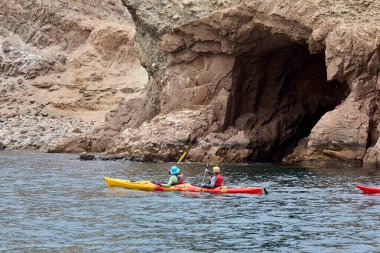 Neşeli bir deniz kanosu macerasına atlayın ve Arequipa Peru 'nun vahşi güzelliklerini keşfedin.