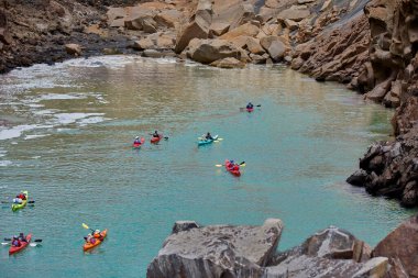 Neşeli bir deniz kanosu macerasına atlayın ve Arequipa Peru 'nun vahşi güzelliklerini keşfedin.
