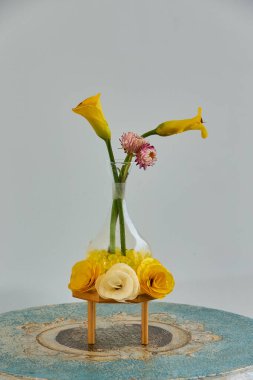 Bu güzel buket, her yeri aydınlatmak için mükemmel bir yol. Taze çiçekler, yumuşak renkler, ve biraz güneş ışığı evi eksiksiz hissettiriyor..