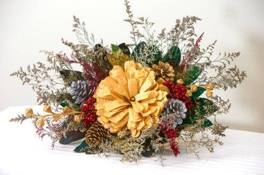 Güzel Noel dekorasyonu ayrıntıları. Şenlikli ruhu süslerle, parıldayan ışıklarla ve rahat bir ortam ile yakalar..
