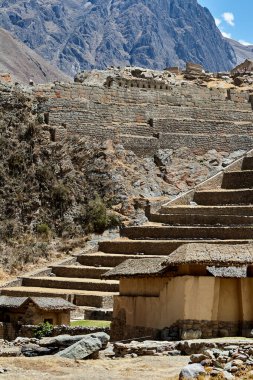 Ollantaytambo, İnka mimarisinin bir başyapıtıdır. Kale ve tapınakları inşa etmek için kullanılan devasa taşlar 6 kilometre uzaktaki bir taş ocağından Urubamba Nehri boyunca tarihçileri ve mühendisleri şaşırtmaya devam eden bir başarıydı..
