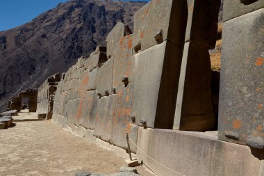 Ollantaytambo, İnka mimarisinin bir başyapıtıdır. Kale ve tapınakları inşa etmek için kullanılan devasa taşlar 6 kilometre uzaktaki bir taş ocağından Urubamba Nehri boyunca tarihçileri ve mühendisleri şaşırtmaya devam eden bir başarıydı..
