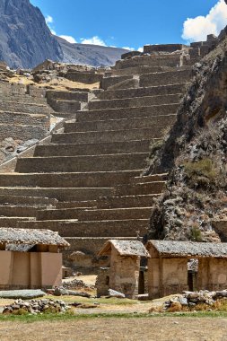 Ollantaytambo, İnka mimarisinin bir başyapıtıdır. Kale ve tapınakları inşa etmek için kullanılan devasa taşlar 6 kilometre uzaktaki bir taş ocağından Urubamba Nehri boyunca tarihçileri ve mühendisleri şaşırtmaya devam eden bir başarıydı..