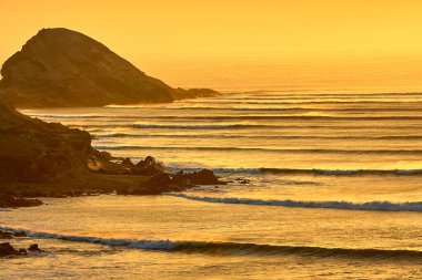 Chicama, dünyadaki en uzun sol el dalgalarından birine ev sahipliği yapmasıyla ünlüdür. Kuzey Peru 'da, La Libertad bölgesinde Puerto Malabrigo kasabası yakınlarında bulunan ünlü bir sörf merkezidir.