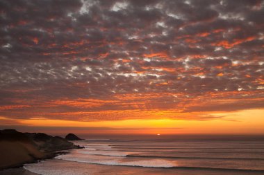 Chicama, dünyadaki en uzun sol el dalgalarından birine ev sahipliği yapmasıyla ünlüdür. Kuzey Peru 'da, La Libertad bölgesinde Puerto Malabrigo kasabası yakınlarında bulunan ünlü bir sörf merkezidir.