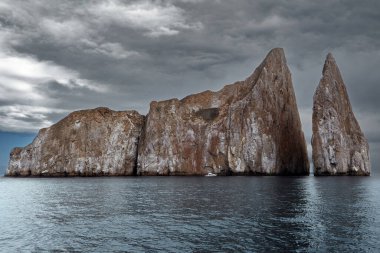 San Cristbal Adası açıklarında yer alan Kicker Rock, eşsiz bir sualtı deneyimi sunarak şnorkelle dalmak ve dalmak için popüler bir yerdir. Ekvador.