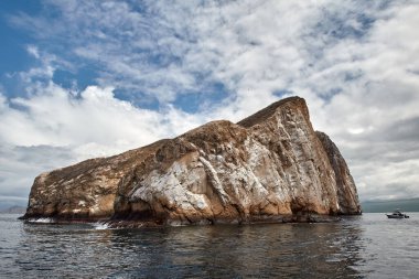San Cristbal Adası açıklarında yer alan Kicker Rock, eşsiz bir sualtı deneyimi sunarak şnorkelle dalmak ve dalmak için popüler bir yerdir. Ekvador.