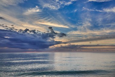 Güneş, kum ve sonsuz ufuklar. Okyanusun gökyüzüyle buluştuğu yerde huzur bulmak. Delray Sahili Florida - ABD
