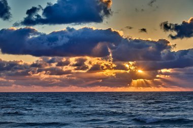 Güneş, kum ve sonsuz ufuklar. Okyanusun gökyüzüyle buluştuğu yerde huzur bulmak. Delray Sahili Florida - ABD