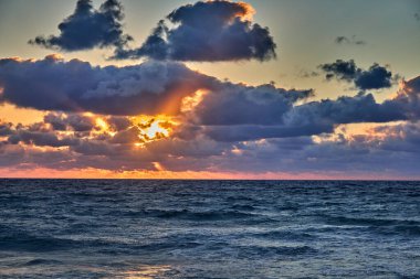 Güneş, kum ve sonsuz ufuklar. Okyanusun gökyüzüyle buluştuğu yerde huzur bulmak. Delray Sahili Florida - ABD