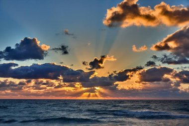 Güneş, kum ve sonsuz ufuklar. Okyanusun gökyüzüyle buluştuğu yerde huzur bulmak. Delray Sahili Florida - ABD