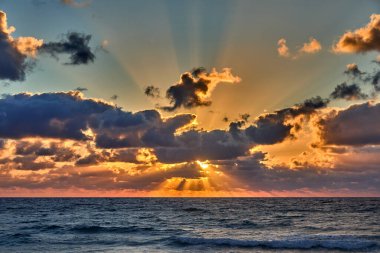 Güneş, kum ve sonsuz ufuklar. Okyanusun gökyüzüyle buluştuğu yerde huzur bulmak. Delray Sahili Florida - ABD