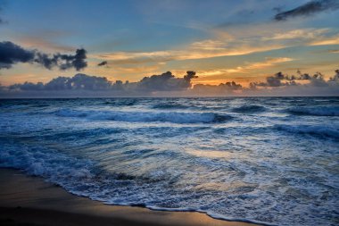 Güneş, kum ve sonsuz ufuklar. Okyanusun gökyüzüyle buluştuğu yerde huzur bulmak. Delray Sahili Florida - ABD