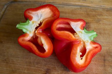 Kırmızı biber sadece renk ve tatla ilgili değildir besinlerin güç kaynağıdır! C vitamini, antioksidan ve liflerle doludur. Bağışıklık sistemini ve parlayan deriyi desteklerler.