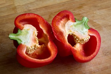 Kırmızı biber sadece renk ve tatla ilgili değildir besinlerin güç kaynağıdır! C vitamini, antioksidan ve liflerle doludur. Bağışıklık sistemini ve parlayan deriyi desteklerler.