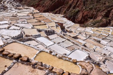 Kutsal Vadi 'nin göbeğinde Salineralar olarak bilinen Maras' ın tuz madenleri göz kamaştırıcı ve benzersiz bir manzaradır. Bu teraslı tuzluklar İnka zamanından beri kullanılıyor..