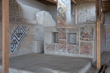 Huaca El Brujo 'nun çarpıcı duvar resimleri Moche medeniyetinin sanatsal ve sembolizmini gözler önüne seriyor. Yüzyıllardır korunmuş bu karmaşık tasarımlar Perus 'un zengin Kolombiya öncesi geçmişine bir göz atmamızı sağlıyor. Tarih ve kültürün bir başyapıtı