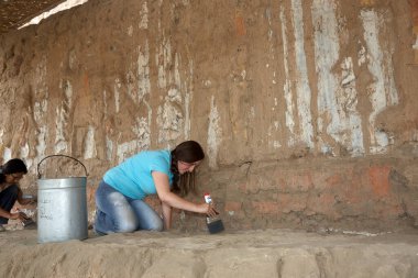 Huaca de la Luna 'nın Trujillo, Peru' daki canlı duvar resimleri Moche medeniyetinin sanatsal dehasını gözler önüne seriyor. 1500 yıldan daha eski olan bu karmaşık tasarımlar, tanrıları ve ayinleri tasvir eder..
