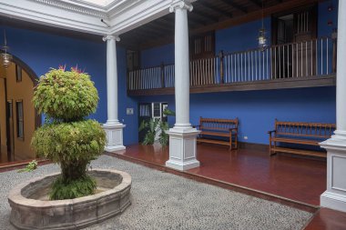 Trujillo, Peru 'daki bir koloninin sonsuz zarafeti. Büyük sütunları, canlı duvarları ve dingin avlusu ile bu alan, İspanyol sömürge cazibesinin özünü yerel sanatla harmanlıyor..