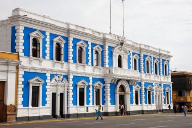 Trujillo, Peru 'daki bir koloninin sonsuz zarafeti. Büyük sütunları, canlı duvarları ve dingin avlusu ile bu alan, İspanyol sömürge cazibesinin özünü yerel sanatla harmanlıyor..