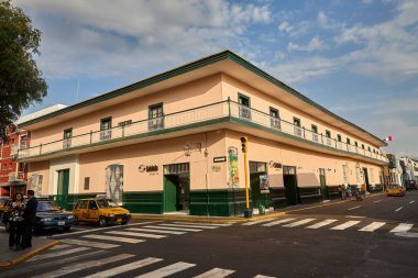 Trujillo, Peru 'daki bir koloninin sonsuz zarafeti. Büyük sütunları, canlı duvarları ve dingin avlusu ile bu alan, İspanyol sömürge cazibesinin özünü yerel sanatla harmanlıyor..