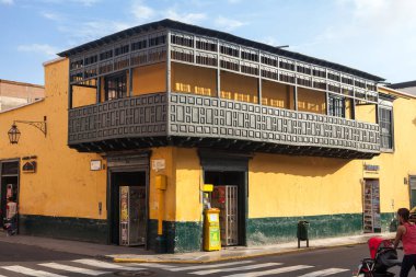 Trujillo, Peru 'daki bir koloninin sonsuz zarafeti. Büyük sütunları, canlı duvarları ve dingin avlusu ile bu alan, İspanyol sömürge cazibesinin özünü yerel sanatla harmanlıyor..