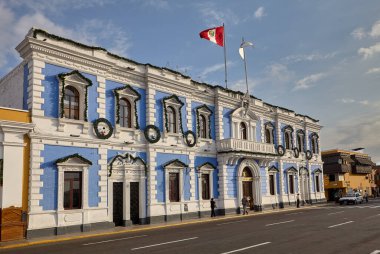 Trujillo, Peru 'daki bir koloninin sonsuz zarafeti. Büyük sütunları, canlı duvarları ve dingin avlusu ile bu alan, İspanyol sömürge cazibesinin özünü yerel sanatla harmanlıyor..