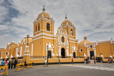 Trujillo, Peru 'daki bir koloninin sonsuz zarafeti. Büyük sütunları, canlı duvarları ve dingin avlusu ile bu alan, İspanyol sömürge cazibesinin özünü yerel sanatla harmanlıyor..