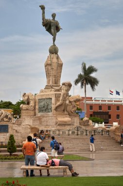 Trujillo, Peru 'daki bir koloninin sonsuz zarafeti. Büyük sütunları, canlı duvarları ve dingin avlusu ile bu alan, İspanyol sömürge cazibesinin özünü yerel sanatla harmanlıyor..