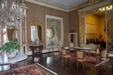 Trujillo, Peru 'daki bir koloninin sonsuz zarafeti. Büyük sütunları, canlı duvarları ve dingin avlusu ile bu alan, İspanyol sömürge cazibesinin özünü yerel sanatla harmanlıyor..