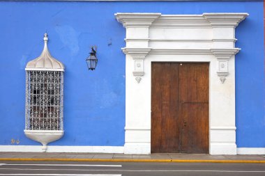 Trujillo, Peru 'daki bir koloninin sonsuz zarafeti. Büyük sütunları, canlı duvarları ve dingin avlusu ile bu alan, İspanyol sömürge cazibesinin özünü yerel sanatla harmanlıyor..