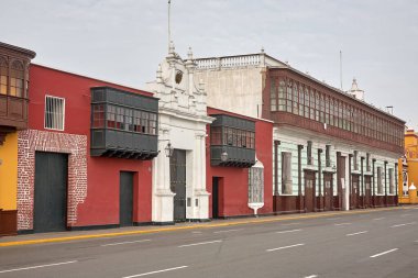 Trujillo, Peru 'daki bir koloninin sonsuz zarafeti. Büyük sütunları, canlı duvarları ve dingin avlusu ile bu alan, İspanyol sömürge cazibesinin özünü yerel sanatla harmanlıyor..
