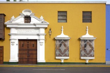 Trujillo, Peru 'daki bir koloninin sonsuz zarafeti. Büyük sütunları, canlı duvarları ve dingin avlusu ile bu alan, İspanyol sömürge cazibesinin özünü yerel sanatla harmanlıyor..