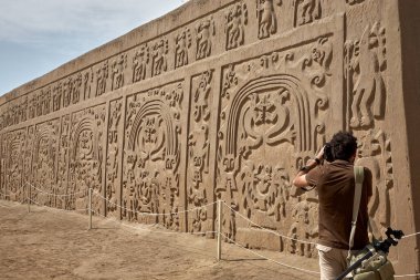 Aynı zamanda Gökkuşağı Tapınağı olarak da bilinen Huaca del Dragn antik kerpiç mimarisinin çarpıcı bir örneğidir. Trujillo 'nun kalbinde gerçek bir Chimu arkeolojik hazinesi,