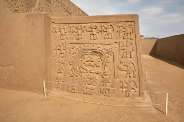 Aynı zamanda Gökkuşağı Tapınağı olarak da bilinen Huaca del Dragn antik kerpiç mimarisinin çarpıcı bir örneğidir. Trujillo 'nun kalbinde gerçek bir Chimu arkeolojik hazinesi,