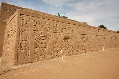 Aynı zamanda Gökkuşağı Tapınağı olarak da bilinen Huaca del Dragn antik kerpiç mimarisinin çarpıcı bir örneğidir. Trujillo 'nun kalbinde gerçek bir Chimu arkeolojik hazinesi,