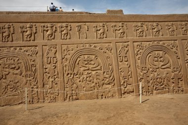 Aynı zamanda Gökkuşağı Tapınağı olarak da bilinen Huaca del Dragn antik kerpiç mimarisinin çarpıcı bir örneğidir. Trujillo 'nun kalbinde gerçek bir Chimu arkeolojik hazinesi,