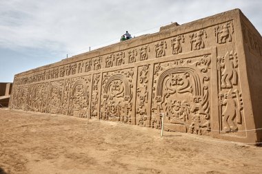 Aynı zamanda Gökkuşağı Tapınağı olarak da bilinen Huaca del Dragn antik kerpiç mimarisinin çarpıcı bir örneğidir. Trujillo 'nun kalbinde gerçek bir Chimu arkeolojik hazinesi,
