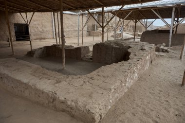 Huaca de la Luna 'nın Trujillo, Peru' daki canlı duvar resimleri Moche medeniyetinin sanatsal dehasını gözler önüne seriyor. 1500 yıldan daha eski olan bu karmaşık tasarımlar, tanrıları ve ayinleri tasvir eder..