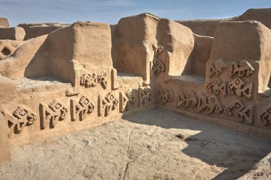 Antik bir medeniyetin yankıları dünyanın en büyük çamur tuğlası şehri Chan Chan 'ın engin kerpiç duvarlarında duruyor. Chim İmparatorluğu 'nun kalbi burası UNESCO' nun Dünya Mirası bölgesi..