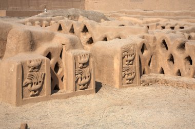 Antik bir medeniyetin yankıları dünyanın en büyük çamur tuğlası şehri Chan Chan 'ın engin kerpiç duvarlarında duruyor. Chim İmparatorluğu 'nun kalbi burası UNESCO' nun Dünya Mirası bölgesi..