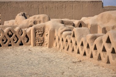 Antik bir medeniyetin yankıları dünyanın en büyük çamur tuğlası şehri Chan Chan 'ın engin kerpiç duvarlarında duruyor. Chim İmparatorluğu 'nun kalbi burası UNESCO' nun Dünya Mirası bölgesi..