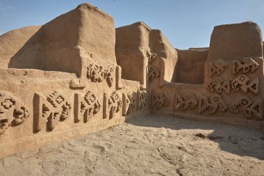 Antik bir medeniyetin yankıları dünyanın en büyük çamur tuğlası şehri Chan Chan 'ın engin kerpiç duvarlarında duruyor. Chim İmparatorluğu 'nun kalbi burası UNESCO' nun Dünya Mirası bölgesi..