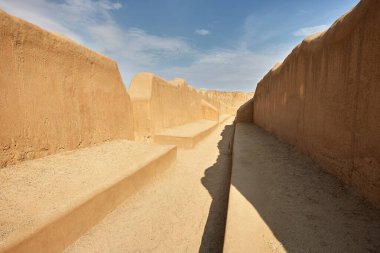 Antik bir medeniyetin yankıları dünyanın en büyük çamur tuğlası şehri Chan Chan 'ın engin kerpiç duvarlarında duruyor. Chim İmparatorluğu 'nun kalbi burası UNESCO' nun Dünya Mirası bölgesi..