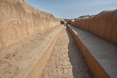 Antik bir medeniyetin yankıları dünyanın en büyük çamur tuğlası şehri Chan Chan 'ın engin kerpiç duvarlarında duruyor. Chim İmparatorluğu 'nun kalbi burası UNESCO' nun Dünya Mirası bölgesi..