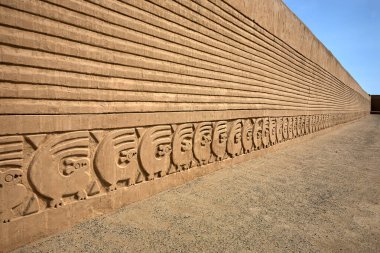 Antik bir medeniyetin yankıları dünyanın en büyük çamur tuğlası şehri Chan Chan 'ın engin kerpiç duvarlarında duruyor. Chim İmparatorluğu 'nun kalbi burası UNESCO' nun Dünya Mirası bölgesi..