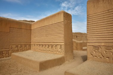 Antik bir medeniyetin yankıları dünyanın en büyük çamur tuğlası şehri Chan Chan 'ın engin kerpiç duvarlarında duruyor. Chim İmparatorluğu 'nun kalbi burası UNESCO' nun Dünya Mirası bölgesi..