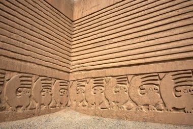 Antik bir medeniyetin yankıları dünyanın en büyük çamur tuğlası şehri Chan Chan 'ın engin kerpiç duvarlarında duruyor. Chim İmparatorluğu 'nun kalbi burası UNESCO' nun Dünya Mirası bölgesi..